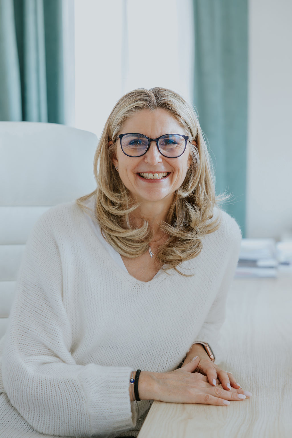 Valérie charlo souriante à son bureau